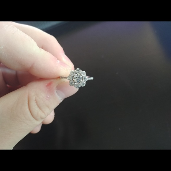 14k white gold round cluster- Engagement Ring - Picture 2 of 6